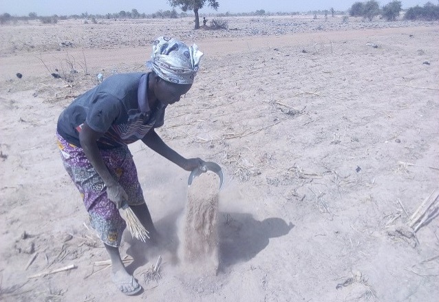 Burkina_ALCP_femmes vanant de la terre pour obtenir du sable